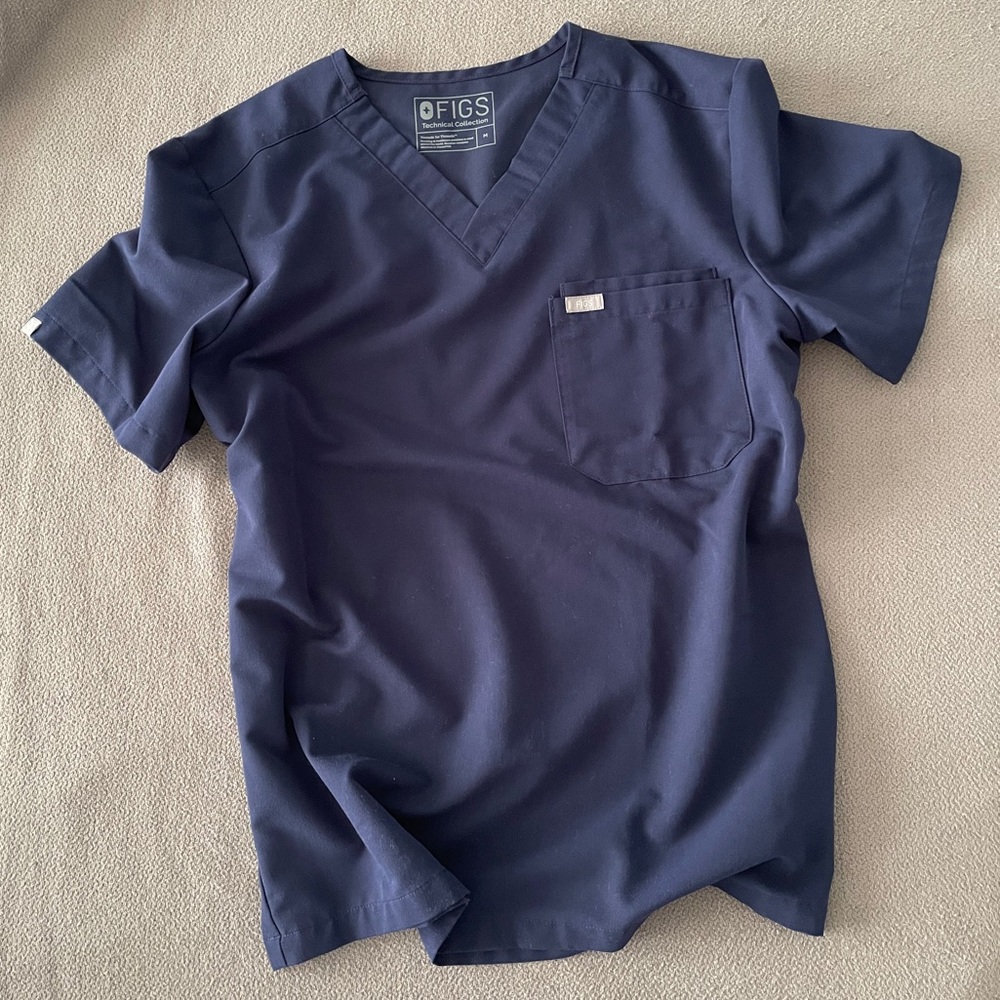 Figs Men’s Leon Two-Pocket Scrub Top- NAVY